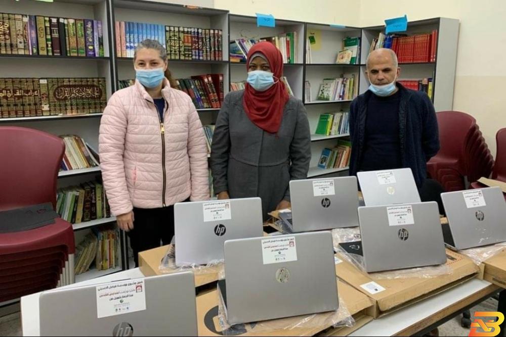 مؤسسة فيصل الحسيني تسلم 151 حاسوب لـ 14 مدرسة مقدسية