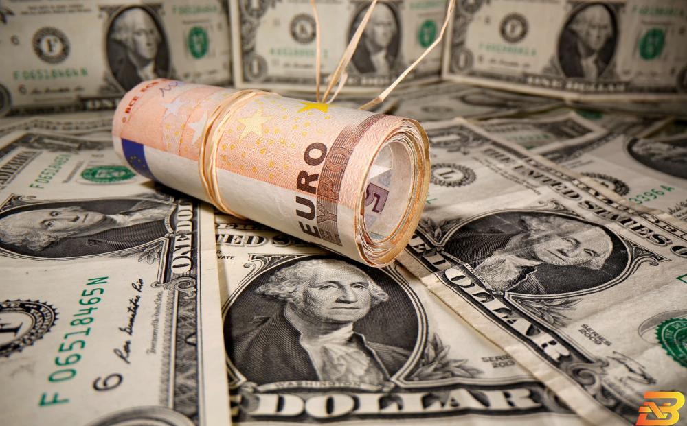 اليورو يصعد مع تأثر الدولار سلبا بتوقعات التحفيز الأمريكي