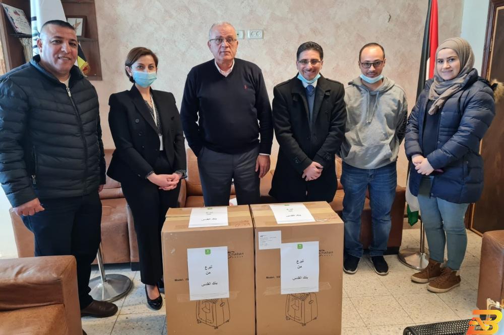 بنك القدس يتبرع بأجهزة توليد أوكسجين لصالح بلدية العيزرية