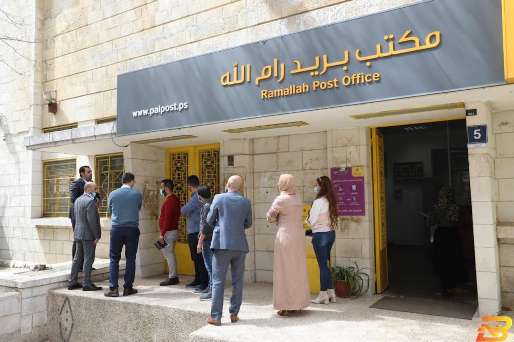 وزارة الاتصالات وتكنولوجيا المعلومات تباشر إجراءات تركيب الصرافات الآلية الخاصة ببنك البريد رواتب الأسرى عبر البريد ابتداءً من الشهر المقبل