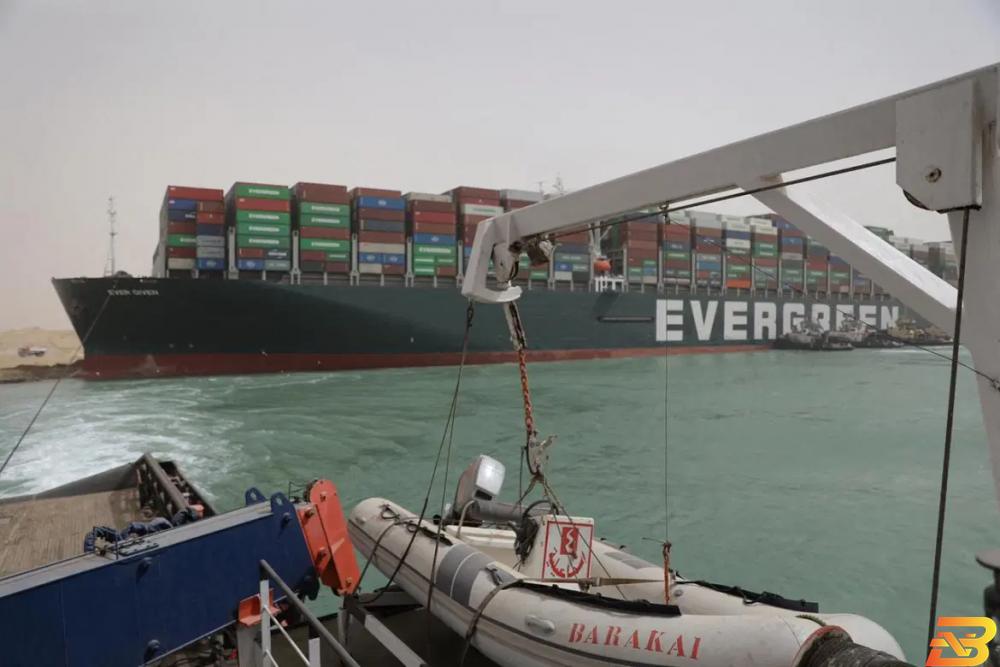 شركة هولندية تتوقع تعويم السفينة الجانحة في قناة السويس خلال أيام