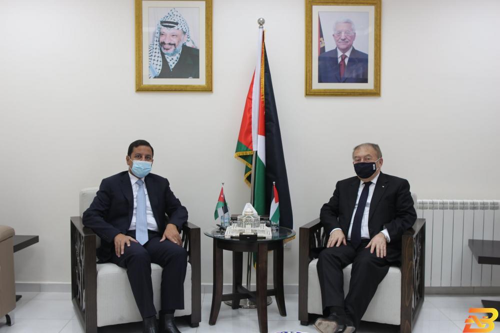وزير الاقتصاد والسفير الأردني يبحثان تعزيز علاقات التعاون الاقتصادي
